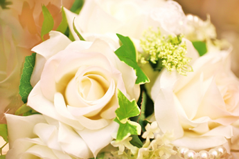 白いバラの造花